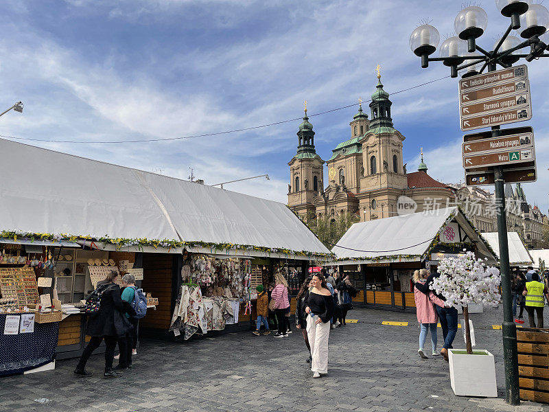 捷克共和国布拉格传统的布拉格复活节市场。老城广场(捷克语:starom<e:1> stsk<e:1> náměstí)。
